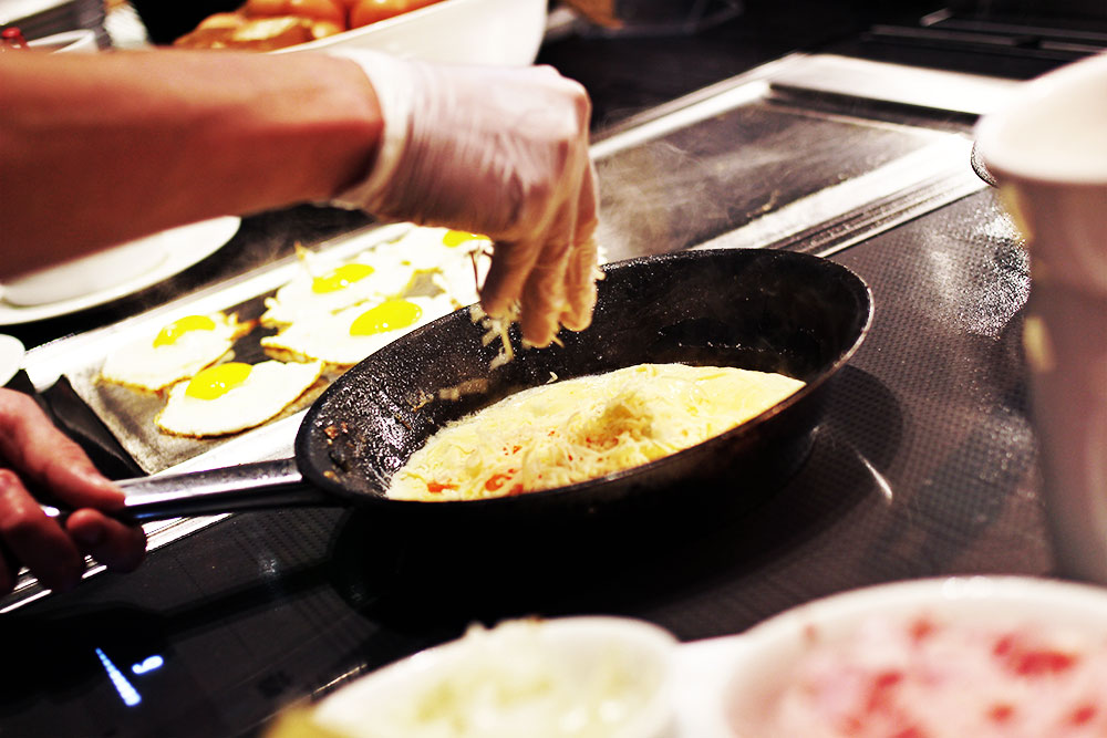 fruehstueck-radisson-blue-hotel-omlett-tomaten-kaese