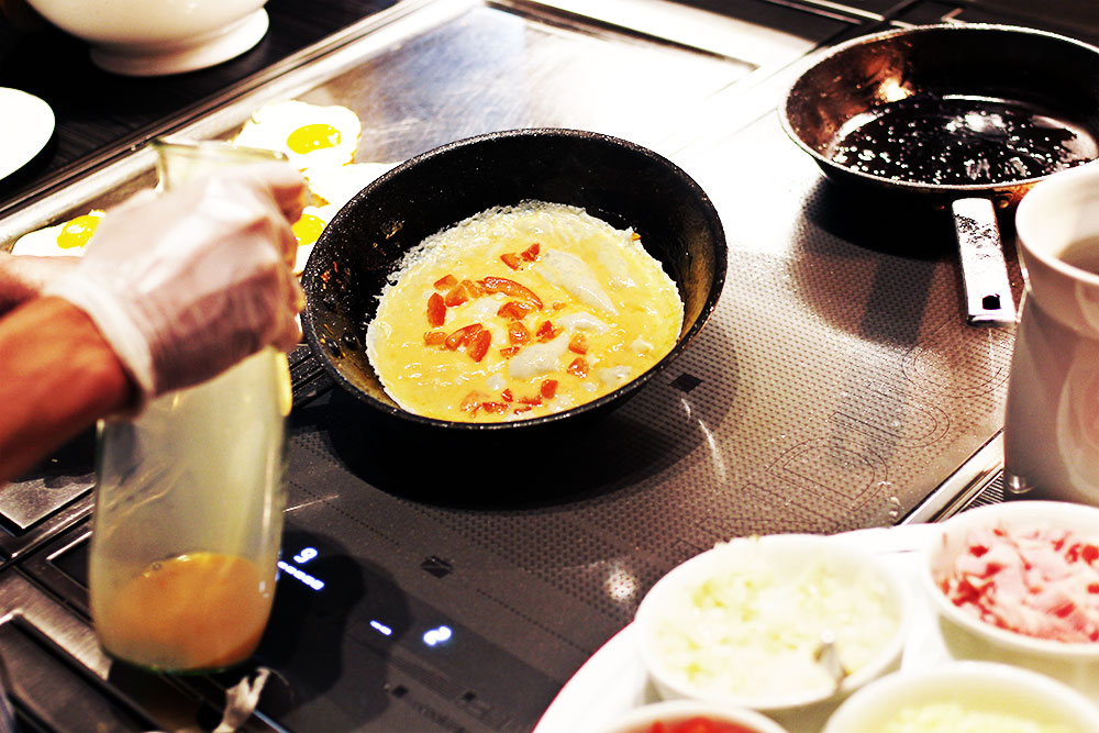 fruehstueck-radisson-blue-hotel-omlett-tomaten