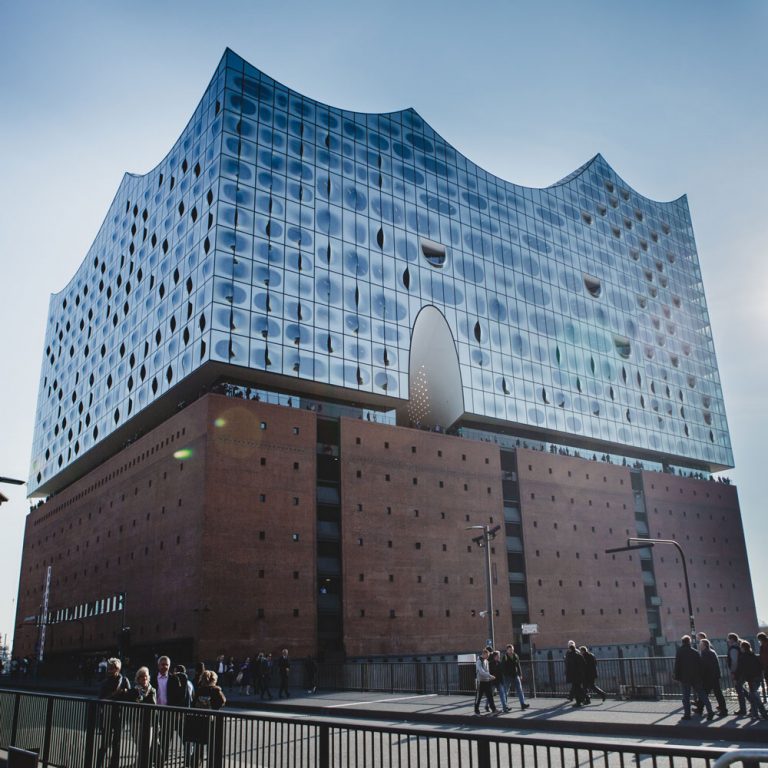 Elbphilharmonie Hamburg Sonnenschein blauer Himmel