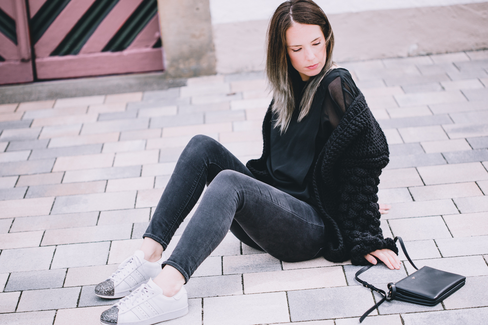 All Black Outfit Rosegold and Marble, weiße Adidas Sneakers, Celine Triobag