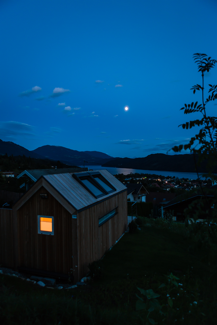 Aussicht auf den Millstätter See bei Nacht mit Mondschein
